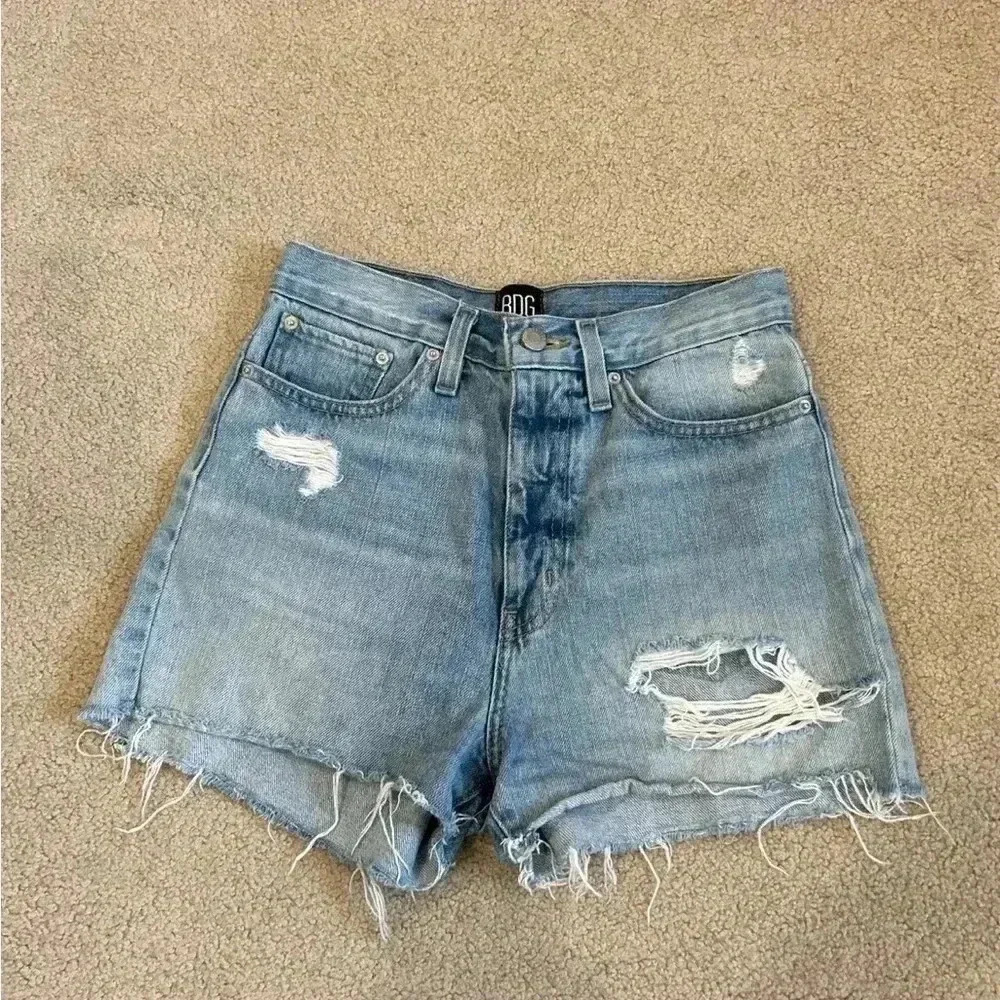 BDG light wash distressed girlfriend high rise jean shorts in size 25